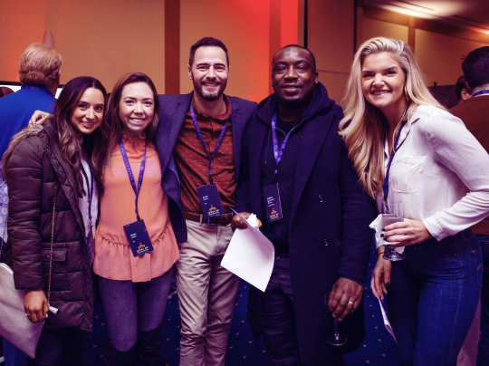 DevSecOpsのライフサイクルであるPlan、Code、Build、Test、Release、Deploy、Operate、Monitorが無限を表す記号の形で配置され、セキュリティシールド（SecureとCompliance）に重なっている。