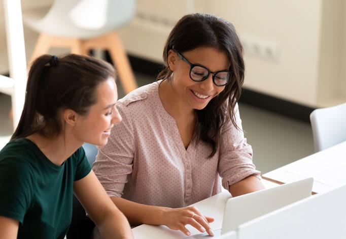Teammitglieder prüfen den Bericht